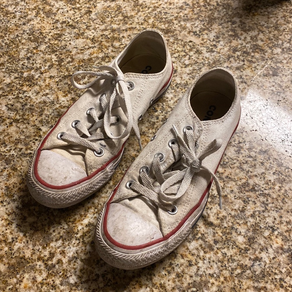 Women’s Size 8 Converse Sneakers